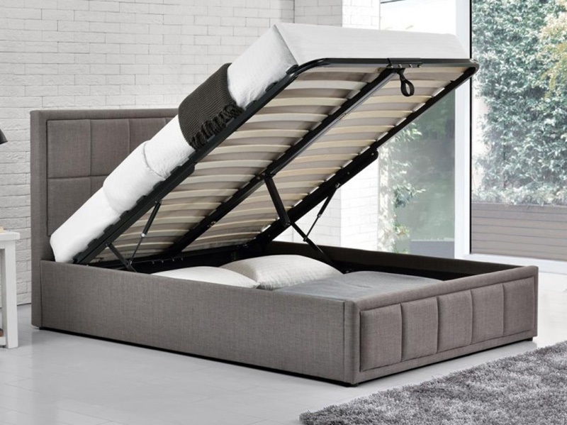 Małe podwójne łóżka u materaca